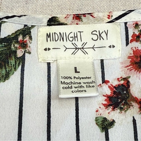 Midnight Sky - Floral Wrap Top - White with Red Flowers - Size Large - Picture 6 of 11